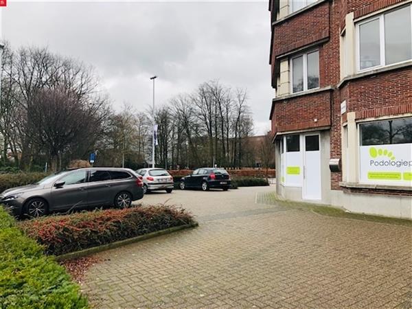 Goed gelegen kantoor/praktijkruimte te huur in Sint-Niklaas