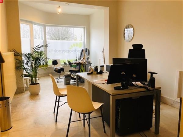 Goed gelegen kantoor/praktijkruimte te huur in Sint-Niklaas