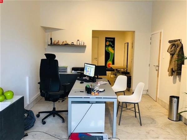 Goed gelegen kantoor/praktijkruimte te huur in Sint-Niklaas