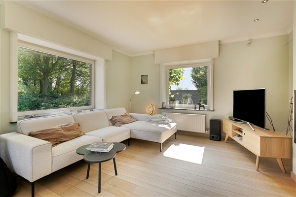 Woning met bijgebouwen op 7950 m² grond