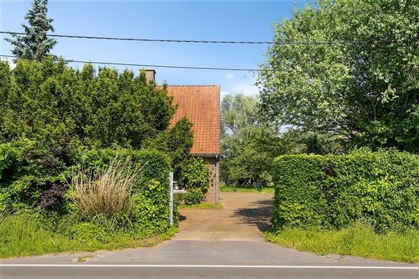 Woning met bijgebouwen op 7950 m² grond