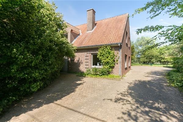 Woning met bijgebouwen op 7950 m² grond