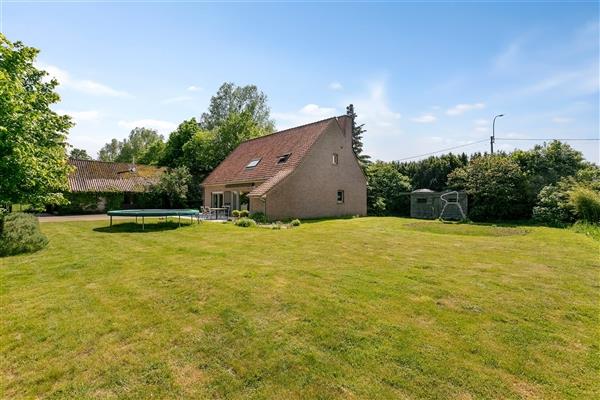 Woning met bijgebouwen op 7950 m² grond