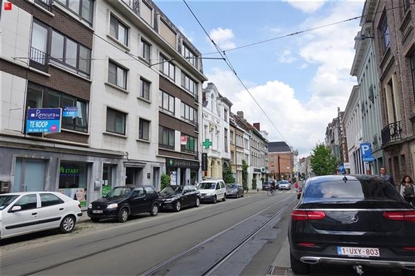 Gerenoveerd twee slaapkamer appartement met garagebox in Gent