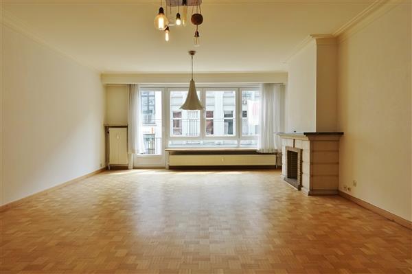 Gerenoveerd twee slaapkamer appartement met garagebox in Gent