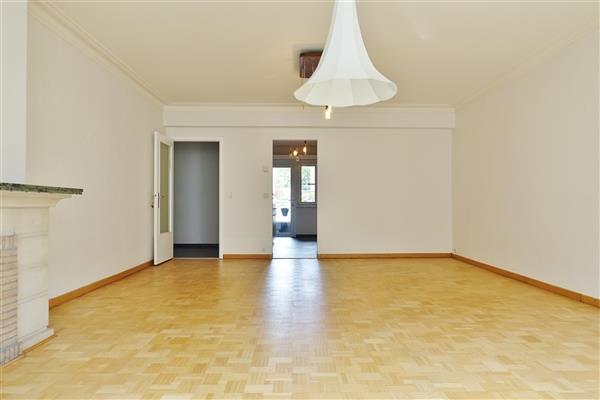 Gerenoveerd twee slaapkamer appartement met garagebox in Gent