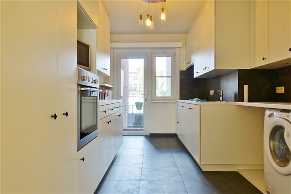 Gerenoveerd twee slaapkamer appartement met garagebox in Gent