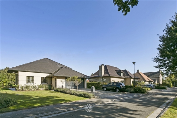 Villa met mooie tuin te koop in Merelbeke