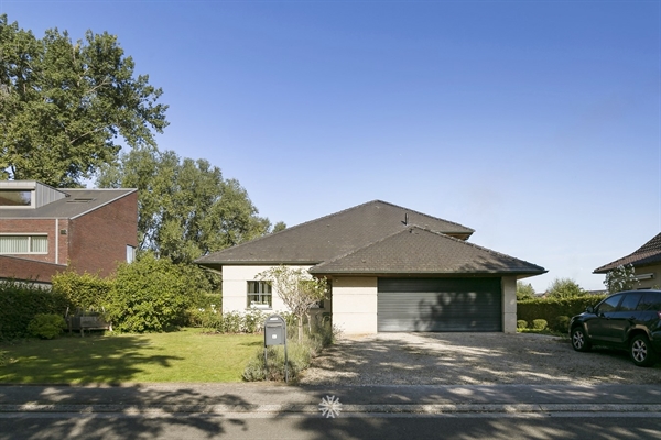 Villa met mooie tuin te koop in Merelbeke