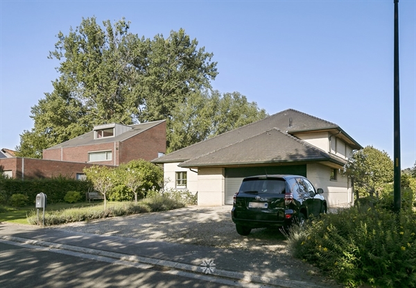 Villa met mooie tuin te koop in Merelbeke