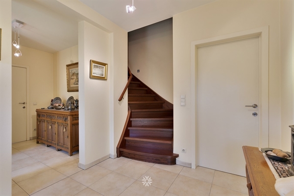 Villa met mooie tuin te koop in Merelbeke