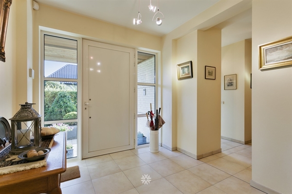 Villa met mooie tuin te koop in Merelbeke