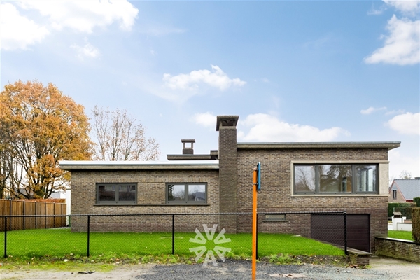 Volledig gerenoveerde Split-level woning met 4 slaapkamers te koop in Wondelgem