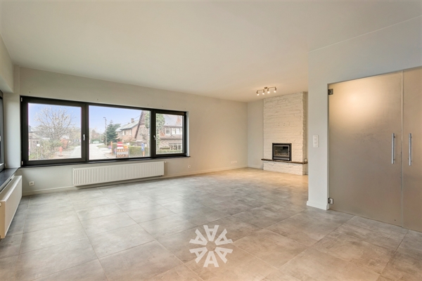 Volledig gerenoveerde Split-level woning met 4 slaapkamers te koop in Wondelgem