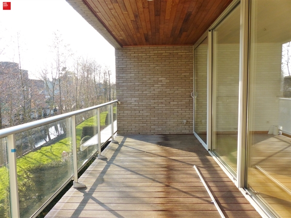 Lichtrijk appartement met garage te huur in De Pinte