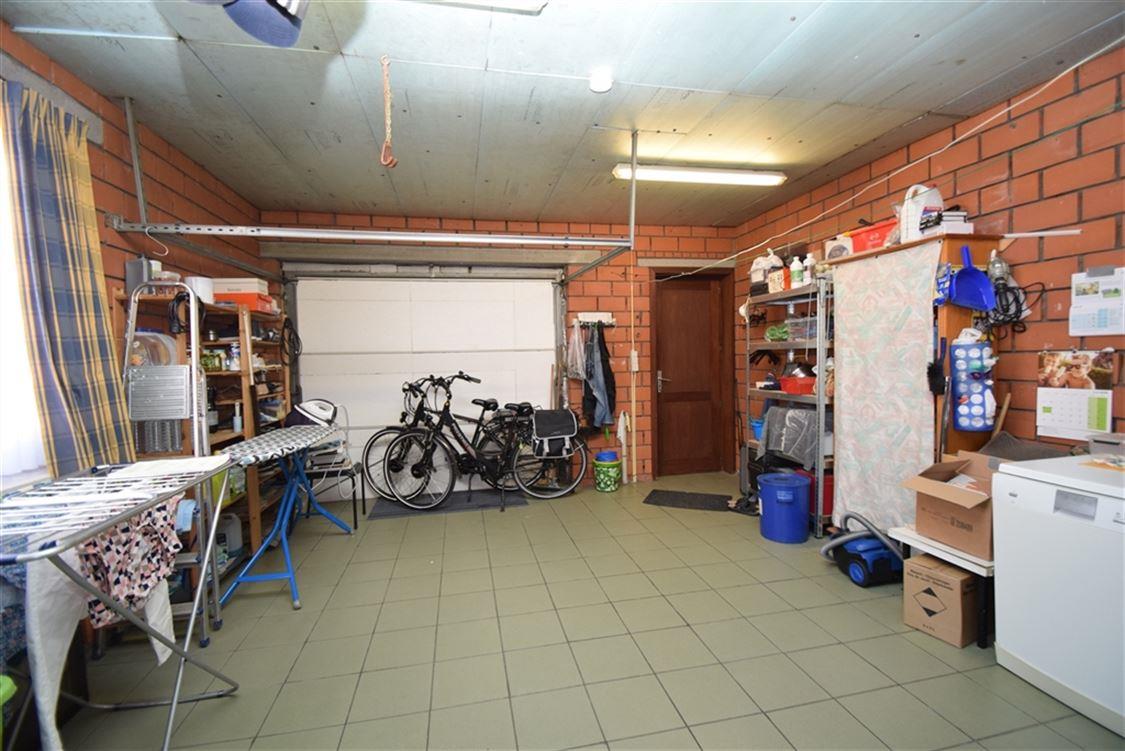 Landelijk gelegen open bebouwing met garage en carport op ca. 693 m² te