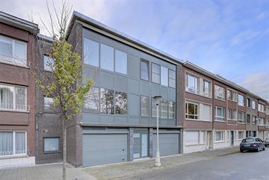 Appartement met twee slaapkamers, terras en 2 cascade autostaanplaatsen.
Dit appartement is gelegen aan het groene Hof Van Tichelen in Antwerpen. H...
