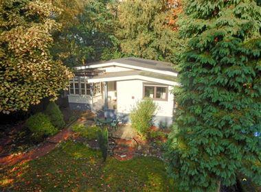 Gezellige woning gelegen in het woongebied met bosrijk karakter te Wuustwezel. De woning beschikt over een inkomhal, gezellige leefruimte, ingerichte ...