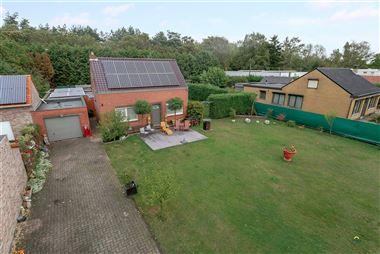 Grotendeels vernieuwde woning met grote garage, gelegen op een perceel van ca. 1.325m² te Essen-Horendonk!
Deze woning is ingericht met een gezelli...