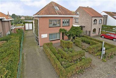 Ruime woning, ingedeeld in 2 appartementen, gelegen op een perceel van ca. 645m² te Essen-Wildert!
EPC: 423kWh/m² (vg,wg,gmo,gvkr,gvv)...