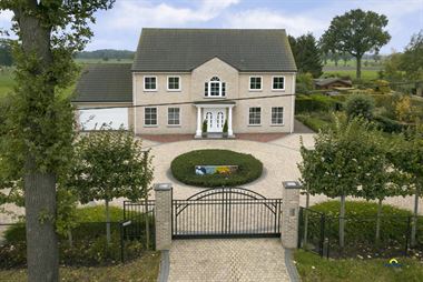 Prachtige ruime villa, duurzaam afgewerkt en perfect onderhouden, gelegen op een perceel van 3.054m² te Essen-Hoek, met een verzorgde tuin en een moo...