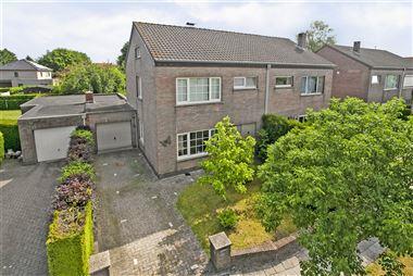 Degelijke instapklare gezinswoning met o.a. 3 slpks, garage, overdekt terras en gezellig tuintje. Rustig en kindvriendelijk gelegen op een perceel van...