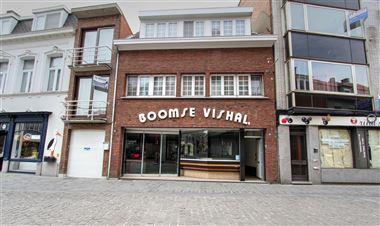 Handelspand + woonhuis op toplocatie in Boom! Gelijkvloers met een handelsruimte van 130m², op de eerste verdieping een ruime woonkamer met parketvl...