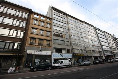Zeer ruim 3-slaapkamer appartement op de 3de verdieping van een goed onderhouden gebouw. Het betreft een appartement met terras. Zeer centraal gelegen...