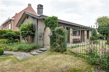 Gezellige gelijkvloerswoning met 2 slpks en mooie tuin, op 1.022m² grond, op een rustige kindvriendelijke ligging vlakbij het centrum. EPC: 652 kWh/m...