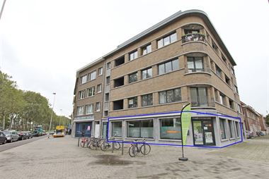 Zeer ruim Handelsgelijkvloers (250 m²) op toplocatie.
Deze mooie handelsruimte is gelegen op de hoek van de Beatrijslaan en de Paul van Ostaijenla...