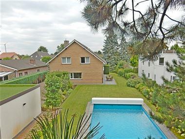 Zeer goed onderhouden en energetische villa op een grond van ca. 1170 m². De villa is zeer rustig gelegen en werd opgetrokken met kwalitatieve materi...