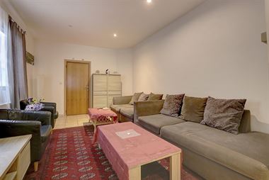 Zeer grote woning met winkelruimte, 4 slaapkamers, 2 keukens,... gelegen op de verbindingsweg tussen Hoboken en Hemiksem.
Indeling:
Via een over...