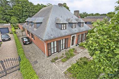 Karaktervolle solide villa met groot bijgebouw en mooie tuin in het centrum van Brecht. De woning heeft een riante charmante inkomhal, gastentoilet, 2...