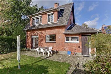 Op te frissen gezinswoning, gelegen op een perceel van ca. 589m² te Kalmthout!
Deze woning is ingericht met een gezellige leefruimte, een ingericht...