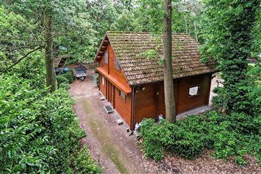 Mooi onderhouden chaletwoning, gelegen op een perceel van ca. 1.950m² in het bos te Essen-Wildert.
Deze woning is ingericht met een gezellige leefr...