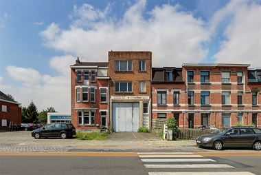 Perceel van 869 m2 met verschillende mogelijkheden nabij het centrum van Kontich.
Momenteel ingericht als beschermde werkplaats bestaande uit voorbou...