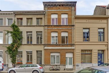 Woning ingedeeld in 7 studentenkamers.
Momenteel zijn er nog 8 kamers, maar 2 kleinere zouden gekoppeld moeten worden.
Zeer rustig gelegen in een ...