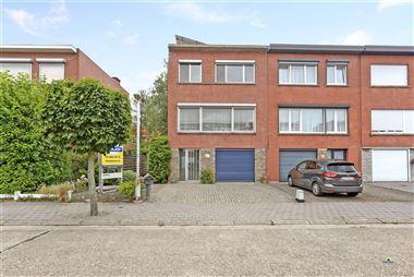 Zeer lichte, ruime half open woning met zonnepanelen en 3 slaapkamers in een rustige buurt.
Deze mooi gerenoveerde en goed geïsoleerde woning ligt o...