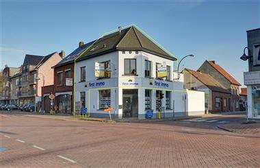 Te renoveren duplex-appartement centraal gelegen te Wuustwezel. Het appartement beschikt over een eigen inkomhal, leefruimte, keuken, badkamer, 3 slaa...
