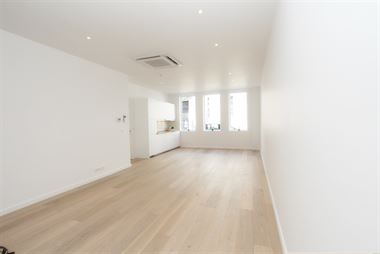 Zeer luxueus zuid georiënteerd gelijkvloers één (mogelijk twee) slaapkamer appartement in kleinschalig gebouw met slechts 4 appartementen (lage vas...