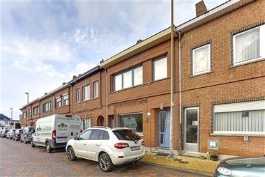Ruime woning met 3 + 1 slaapkamers en ruime tuin:
Deze woning is gelegen in Nieuwkerken-Waas en zeer goed bereikbaar met de trein, fiets of auto.
D...