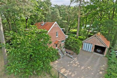 Charmante villa op een perceel van ca. 1595 m² gelegen in een rustige en groene omgeving te Sint-Job. De woning beschikt over een inkomhal, ruime lee...