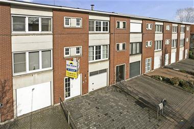 Gerenoveerde bel-etage in een doodlopende straat. Zeer kindvriendelijke en rustige ligging wegens doodlopende straat.
Gelijkvloerse verdieping:
...