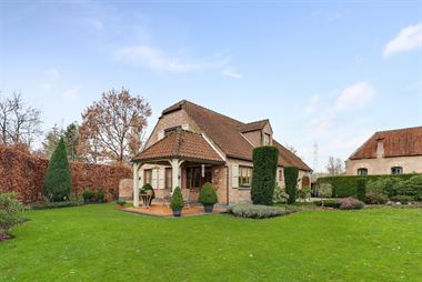 Zeer mooi en ruim instapklaar landhuis met bijgebouwen (oude hoeve die beschermd is als dorpsgezicht) op ca 10.000 m². Ideaal gelegen vlakbij belangr...