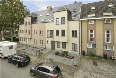 Mooi verzorgd appartement op de eerste verdieping te Essen-centrum!
Dit appartement is ingericht met een gezellige en lichte leefruimte, een volledi...