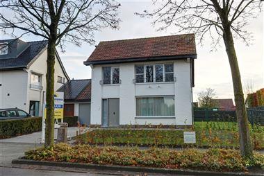 Mooi gerenoveerde woning met tuin centraal gelegen te Wuustwezel. De woning beschikt over een inkomhal, leefruimte met veel lichtinval, ingerichte keu...