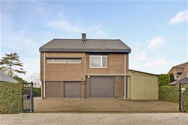 Rustig, maar vlot bereikbare woning met meerdere garages of magazijnruimte nabij het centrum van Kruibeke:
Deze woning is rustig gelegen nabij het ...