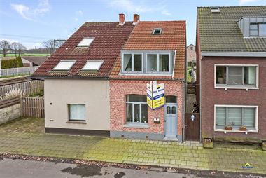 Gezellige en gerenoveerde woning, op een perceel van ca 250m², gelegen te Essen-Heikant!
Deze woning is ingericht met een gezellige leefruimte, een...