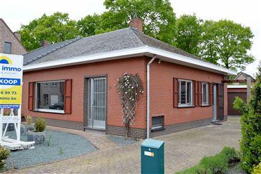 Gelijkvloerse gezinswoning op een perceel van ca. 347m², gelegen te Essen-Heikant!
Deze woning is voorzien van een ruime leefruimte, een ingerichte ...