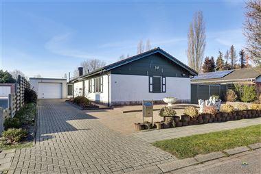 Gelijkvloerse gezinswoning, op een perceel van ca. 907m², gelegen te Essen-Wildert.
Deze woning is ingericht met een ruime leefruimte, een ingericht...